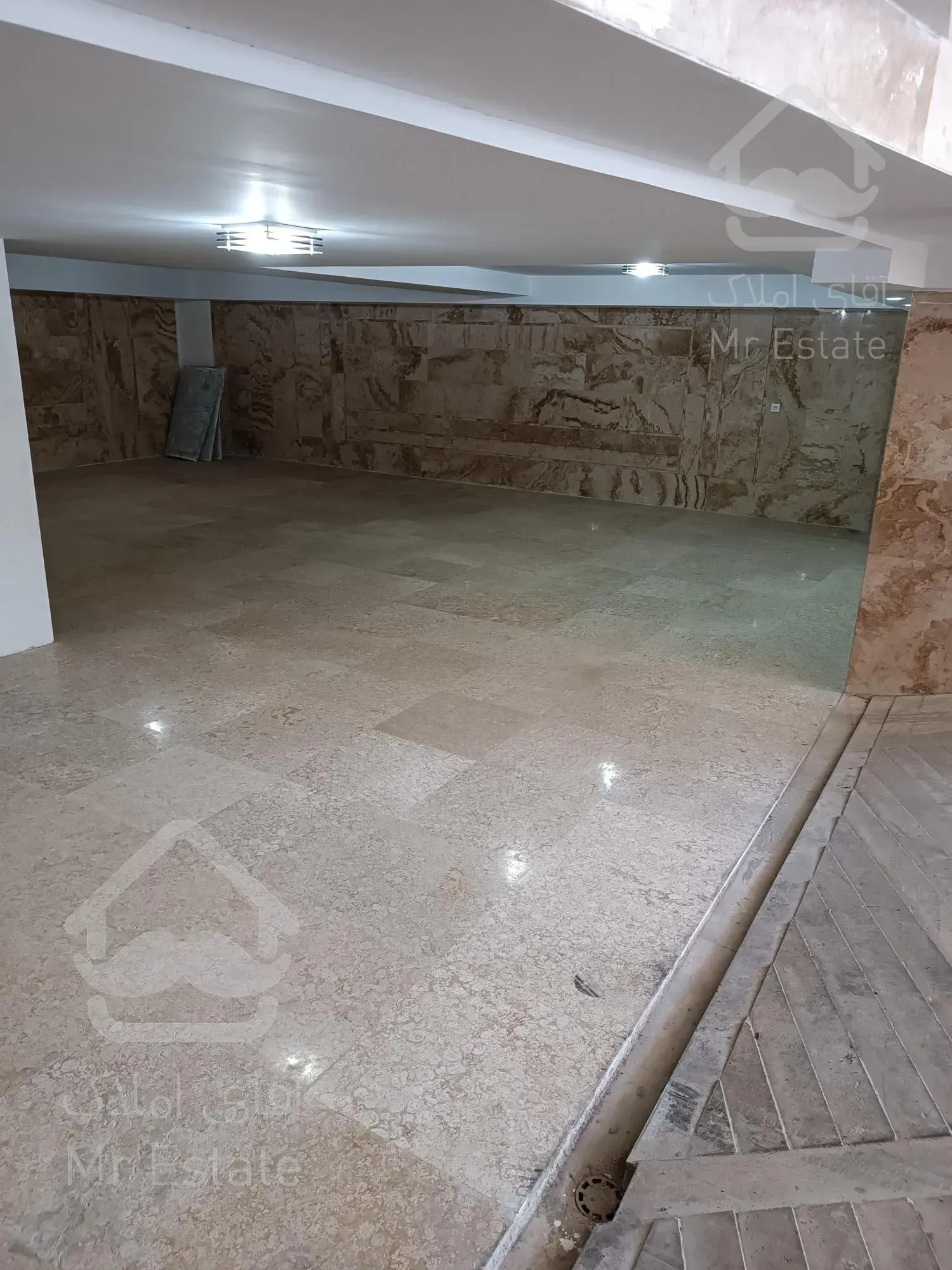 خیابان ولیعصر میدان ونک ساختمان سند اداری ۲۲۲۰ متر بصورت یکجا واگذار میگردد