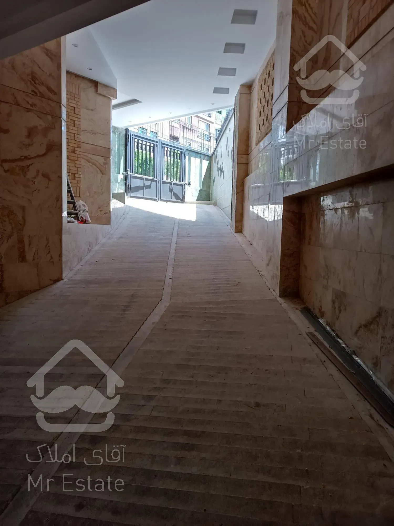 خیابان ولیعصر میدان ونک ساختمان سند اداری ۲۲۲۰ متر بصورت یکجا واگذار میگردد