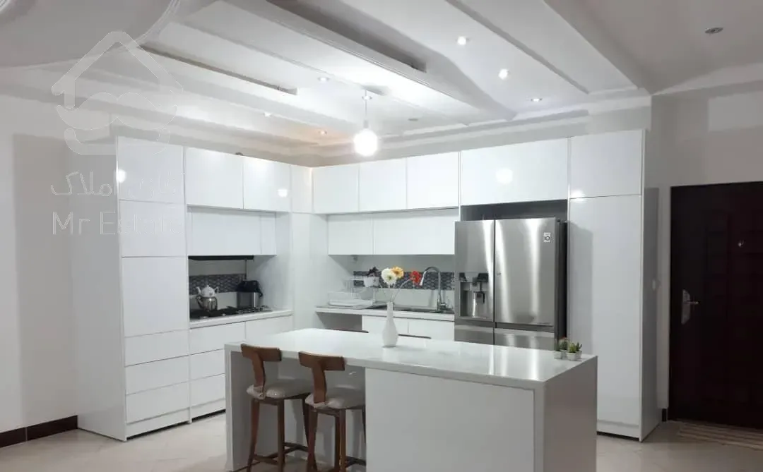 ۹۰ متر طبقه سوم / طالقانی / دو قدمی بر اصلی