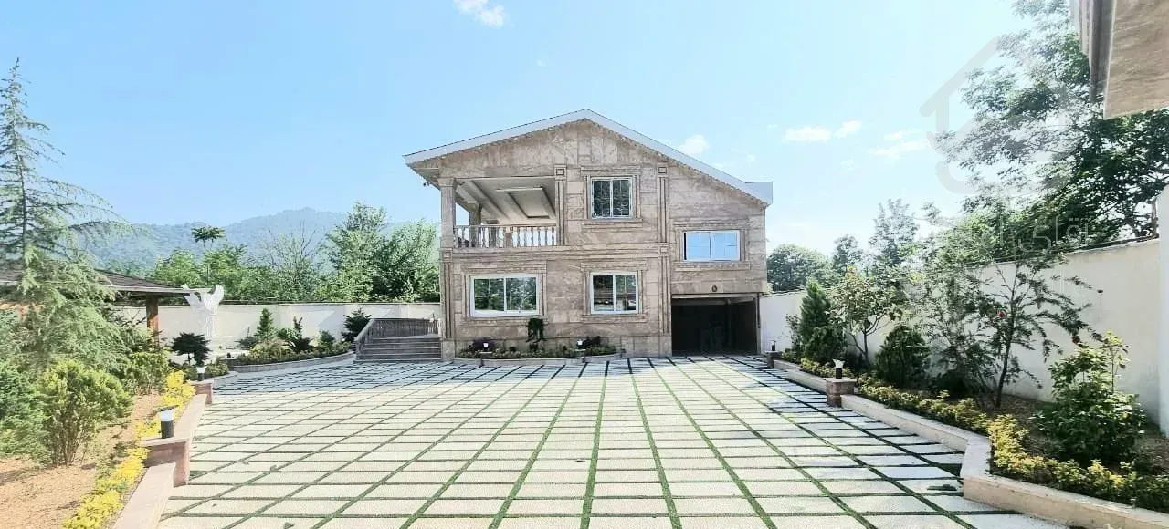 /ویلایی زمین 700متر بنا 220متر استخر مسقف/