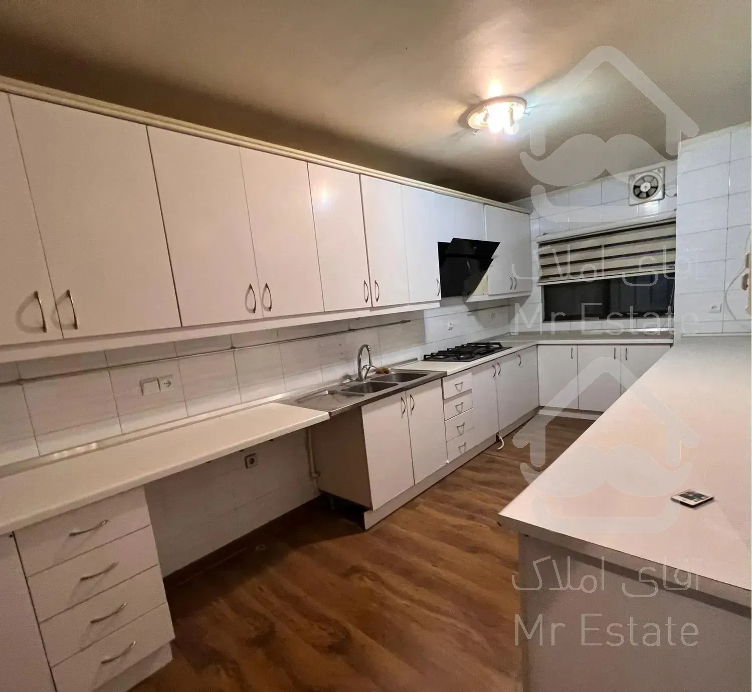 ۳خوابه ۱۴۱متری بالای ورزشگاه