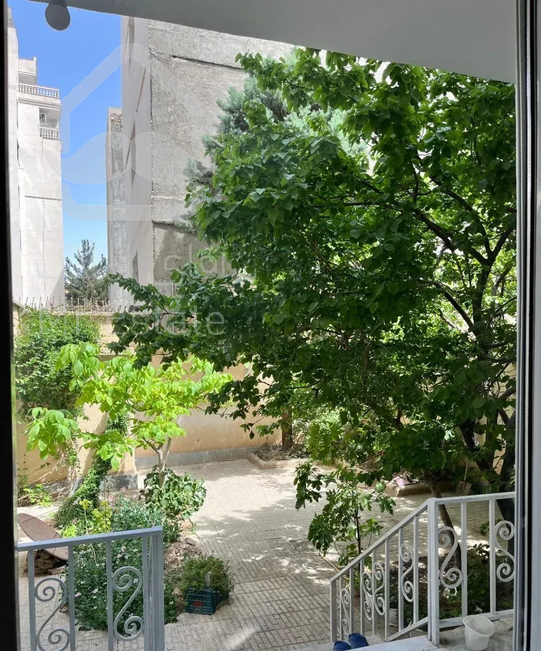 فروش  یک واحد آپارتمان با حیاط اختصاصی بالاشهر