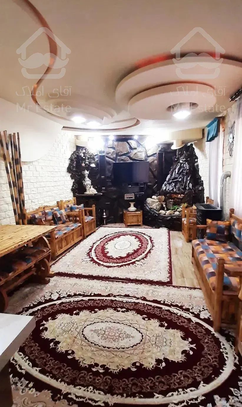 ویلا چوبی جنگلی با آبشار داخل پذیرایی