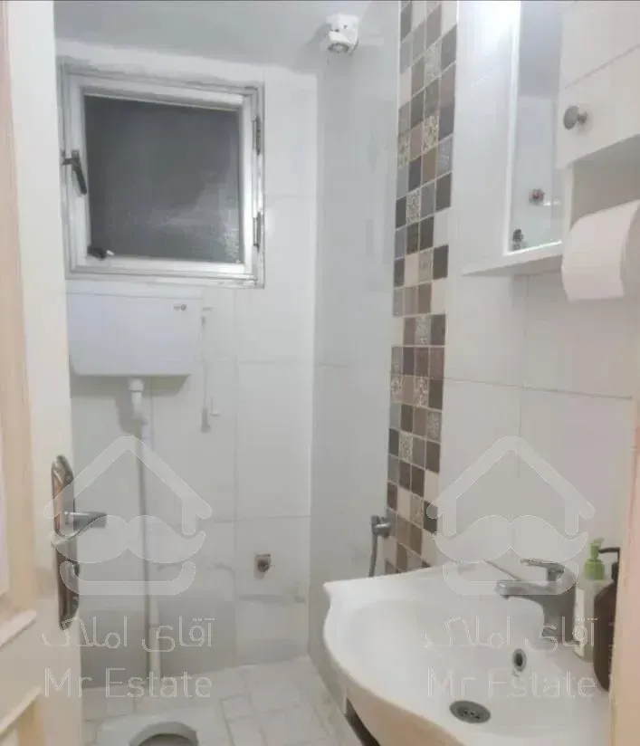 ۷۵ متردانشجو نزدیک معلم