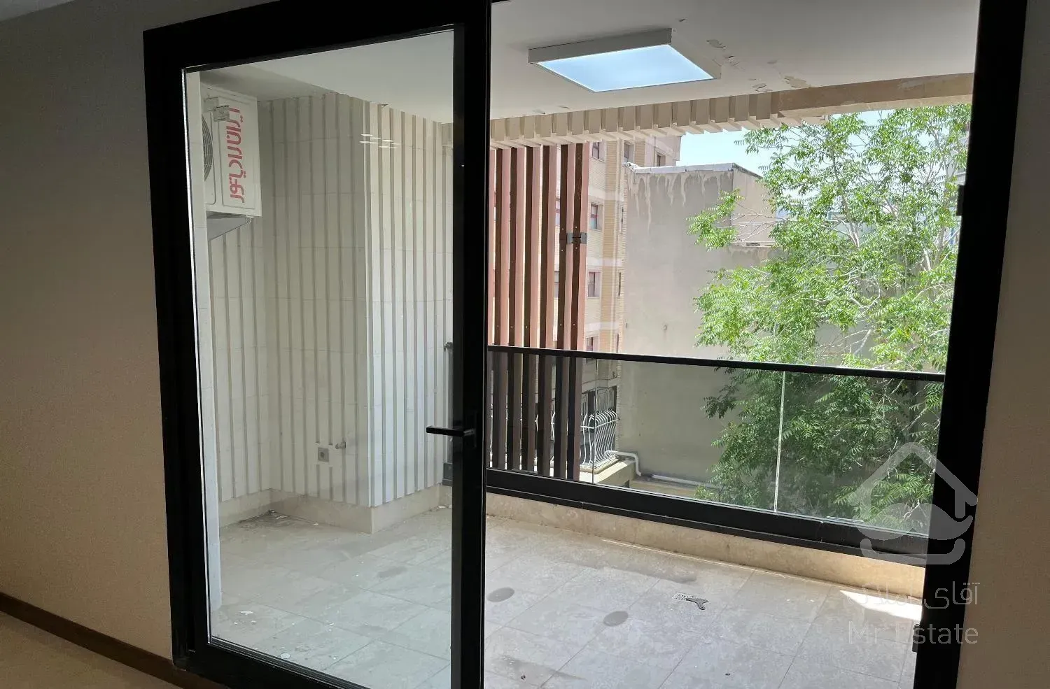 آپارتمان 160متری سه خواب نوساز خ باغ دریاچه