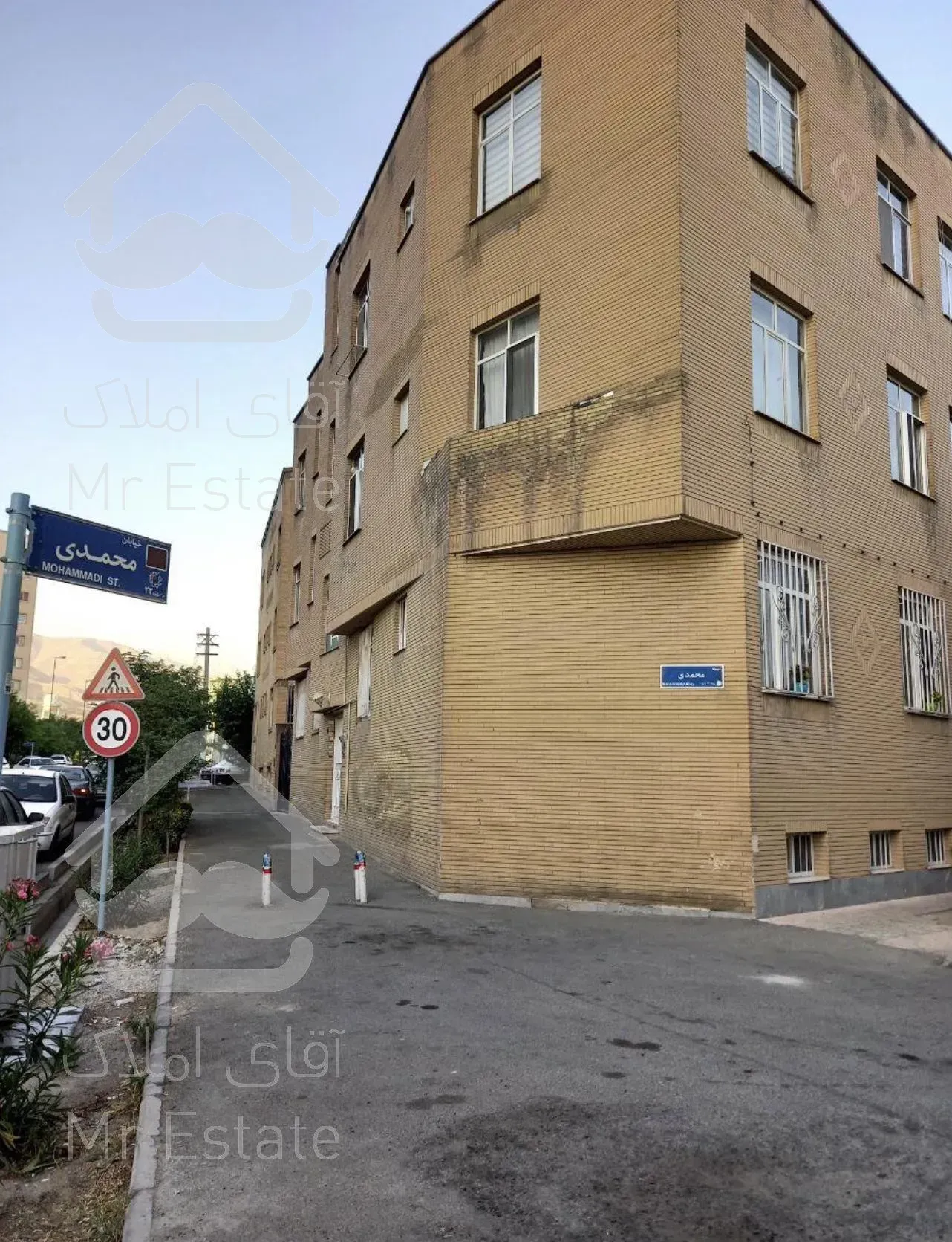 فروش۳۷۰متر بنا در ۲۷۰ متر زمین / راه آهن / زیبادشت / شهرک چشمه