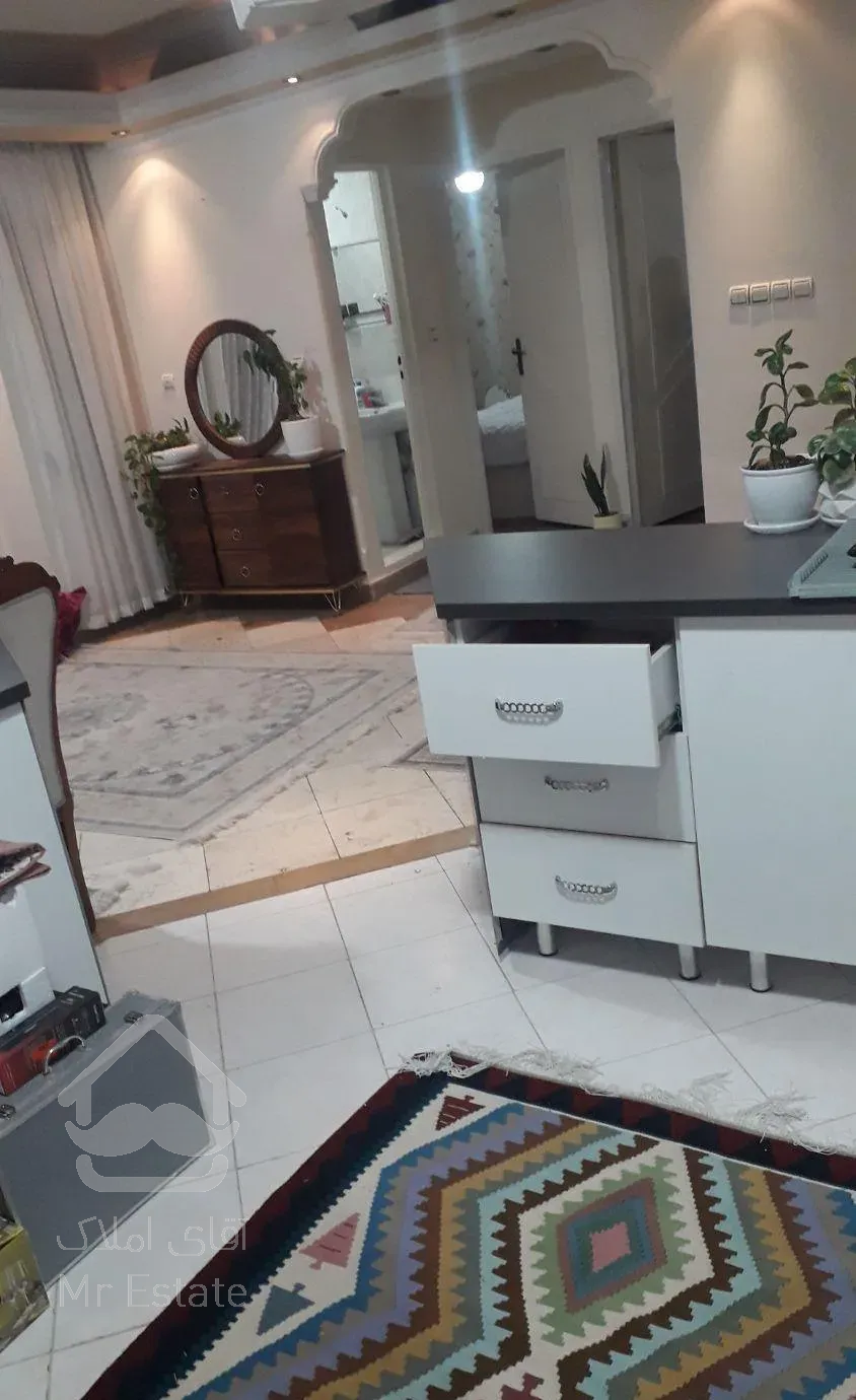 اپارتمان دارای ۲ خواب غرق در نور سالن پرده خور