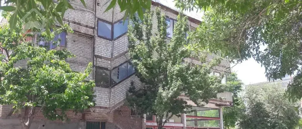 طبقه همکف  با راهرو مجزا برخیابان