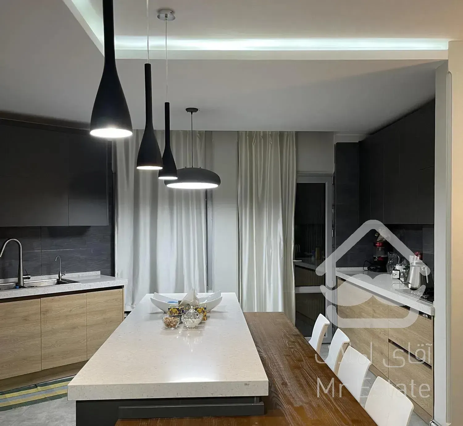 آپارتمان ٢٠٠ متری با بازسازی حرفه ای