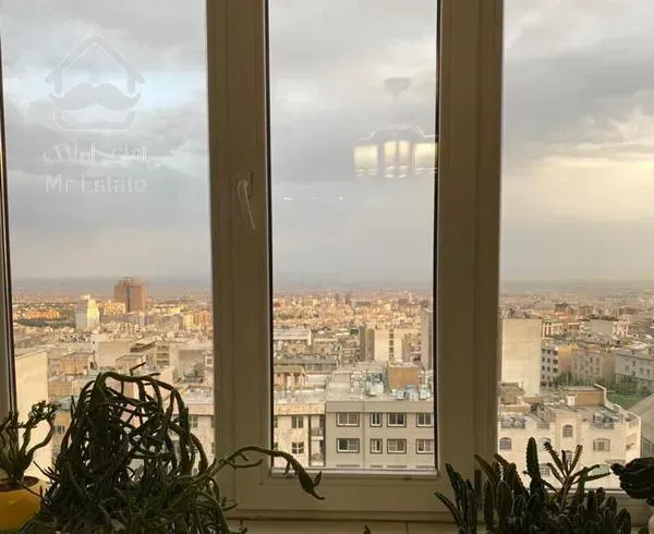 ٩٠ متر طبقه ٧ سالن پرده خور شیک خوش نقشه