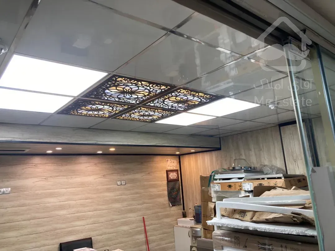 فروش ۱ باب مغازه در پر رونق ترین پاساژ سه راه امین حضور به متراژ ۲۳ متر دارای دو درب و با قابلیت تفکیک به دو مغازه مجزا