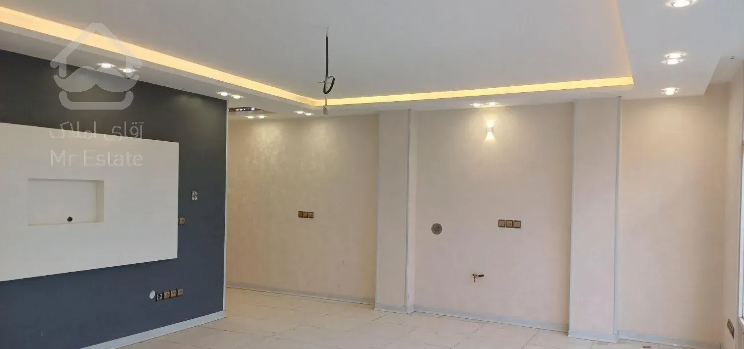 همکف حیاط اختصاصی شهر بهارستان بلوک ۲۲۵ خ حکیم