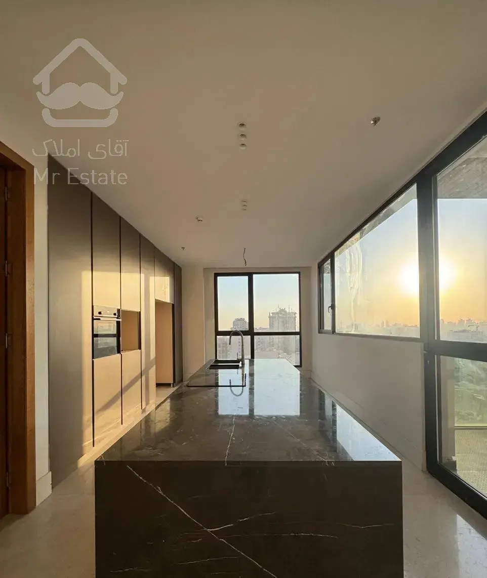 ۳۰۵متر مدرن با ویو ابدی فرمانیه /     استخر در روف