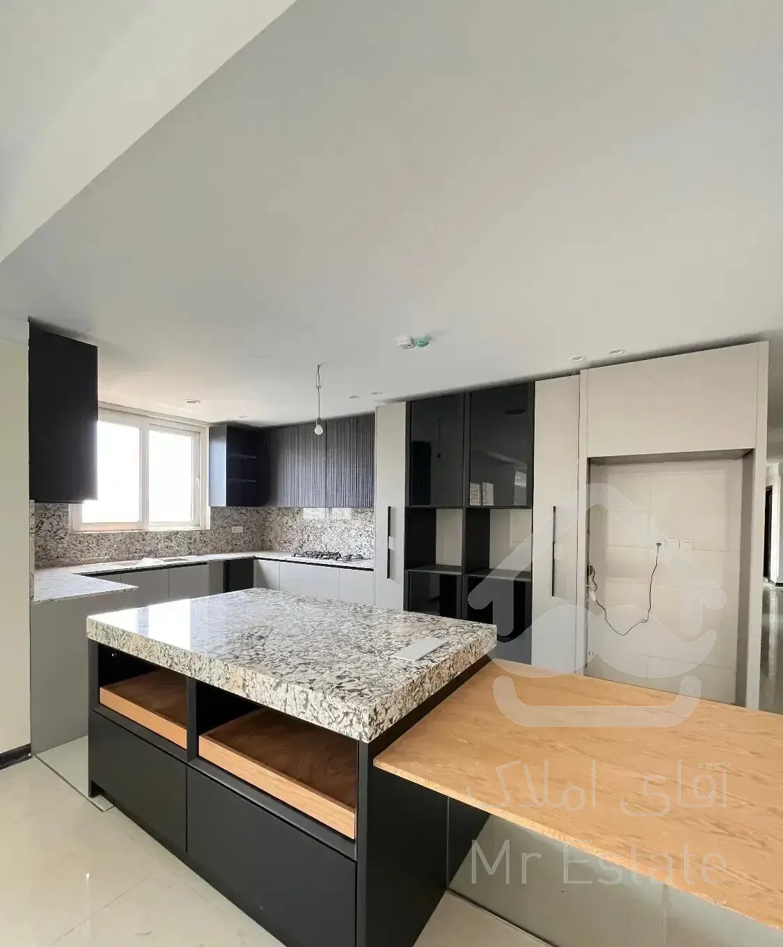 نیاوران فرمانیه (۴خواب ، نورگیر ، فول امکانات)