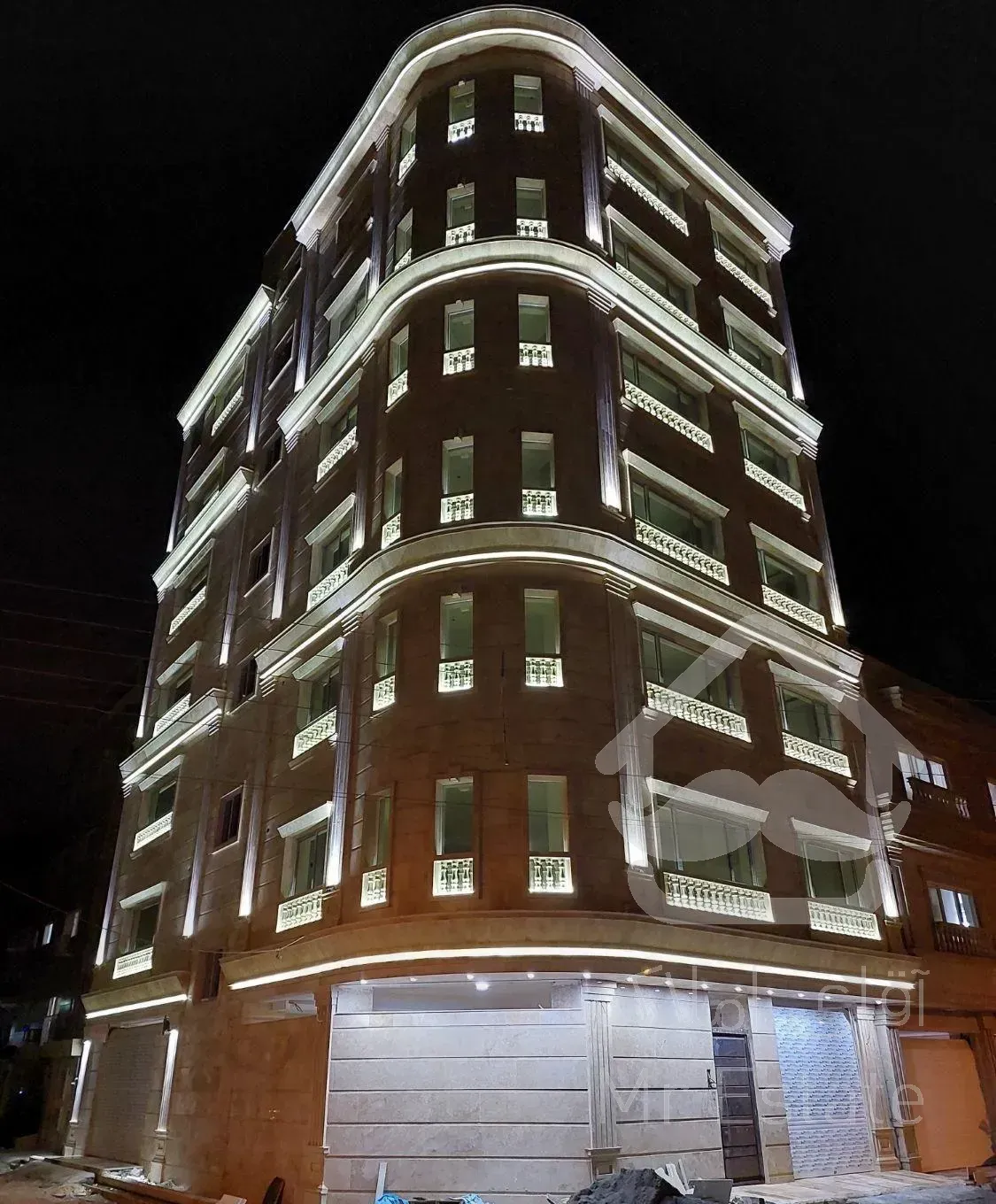 فروش آپارتمان برند/ مرکز شهر/فاصله ساحل ۱۵۰ متر