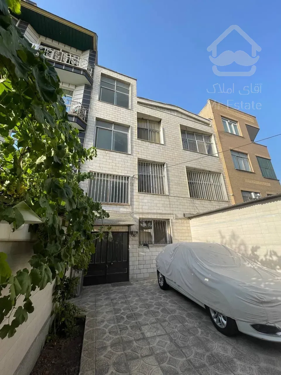 خانه ویلایی  ٢١۵ متر سه طبقه با ٣٠ متر تجاری شهرزیبا