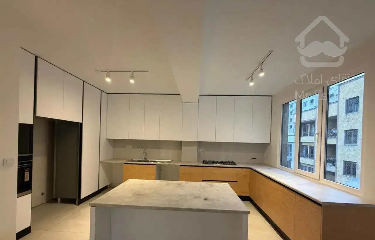 نیاوران/۱۶۰ متر ۳ خواب/تک واحدی/کلید نخورده