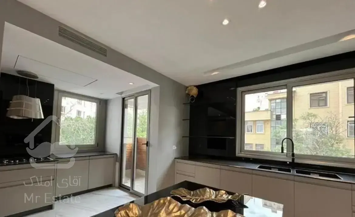 فرمانیه شرقی ۲۵۰ متر ۴ پارکینگ تراس قابل چیدمان