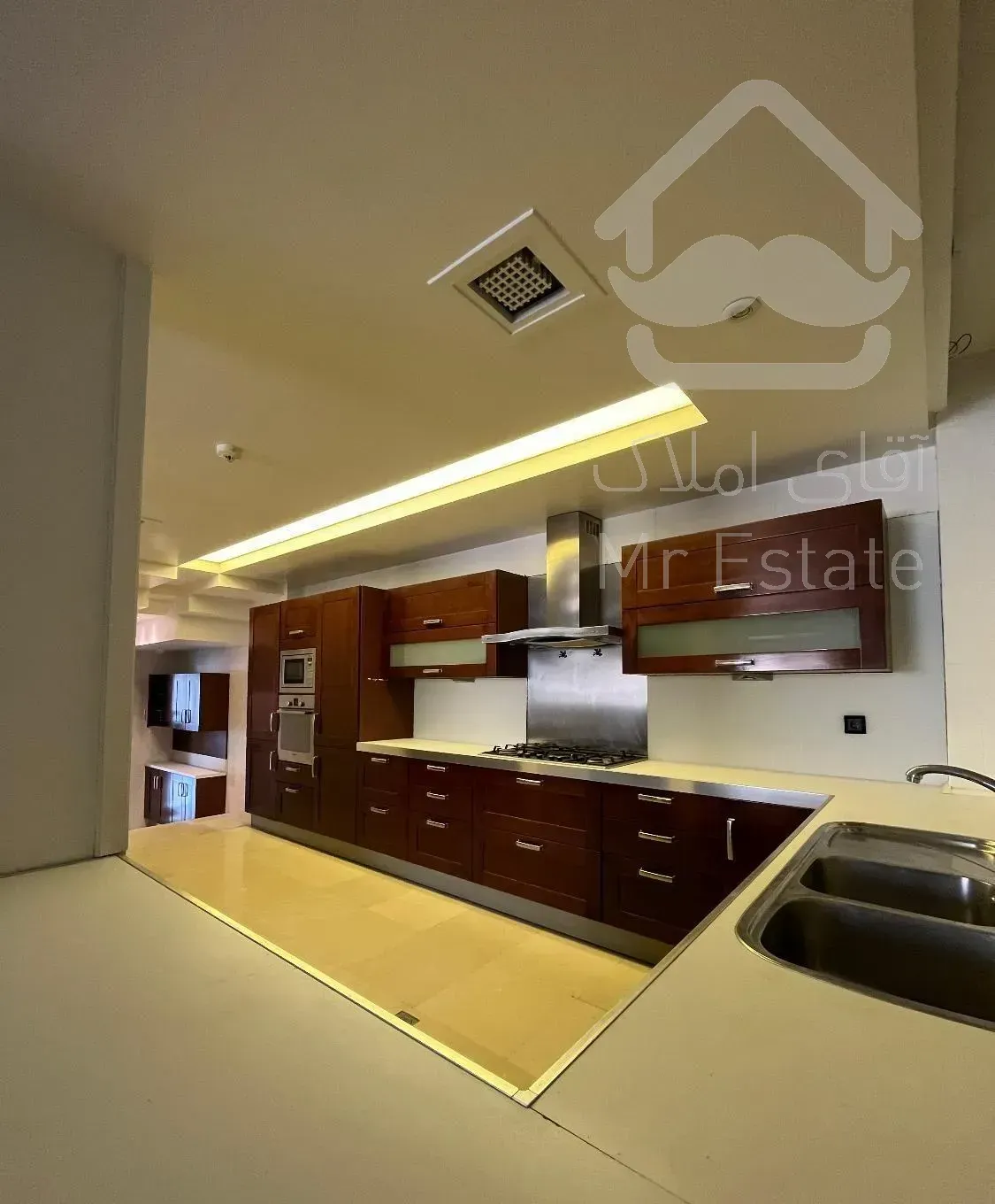 ۳۷۰متر/۱۰۰متر حیاط اختصاصی/۲پارکینگ سندی /پر نور