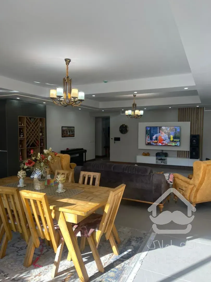 ویلایی ۵۴۰ متر سه طبقه یکجای نوساز در راه آهن/چیتگر/دریاچه