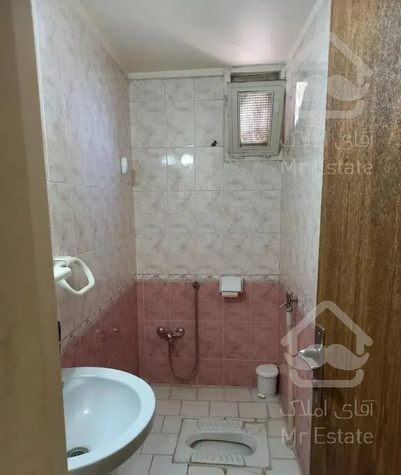 فرحزادی بالاتر از میدان کتاب خ گلبرگ3