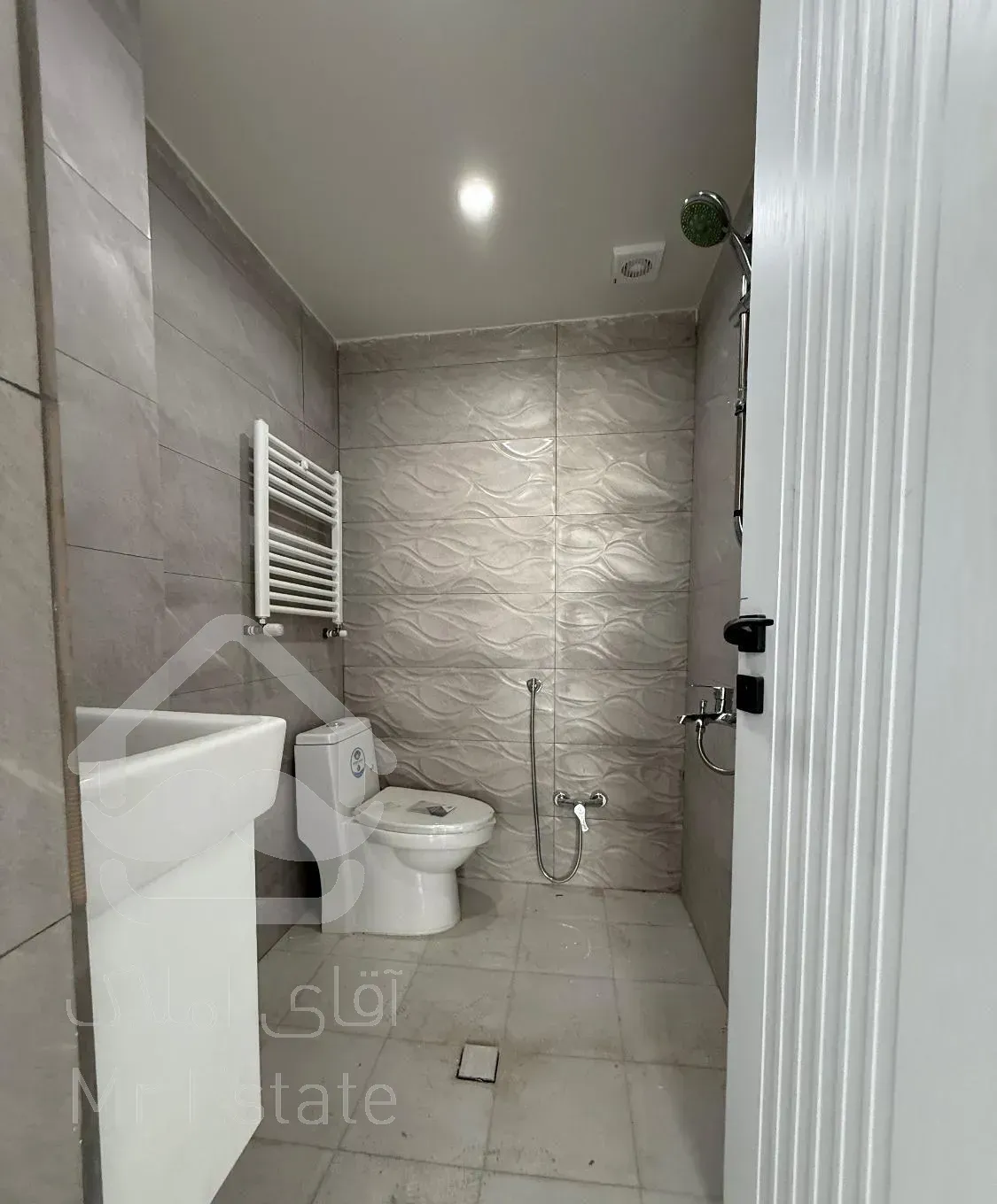 فروش آپارتمان/۱۳۰متری/سه خواب/پرنور/حکیمیه