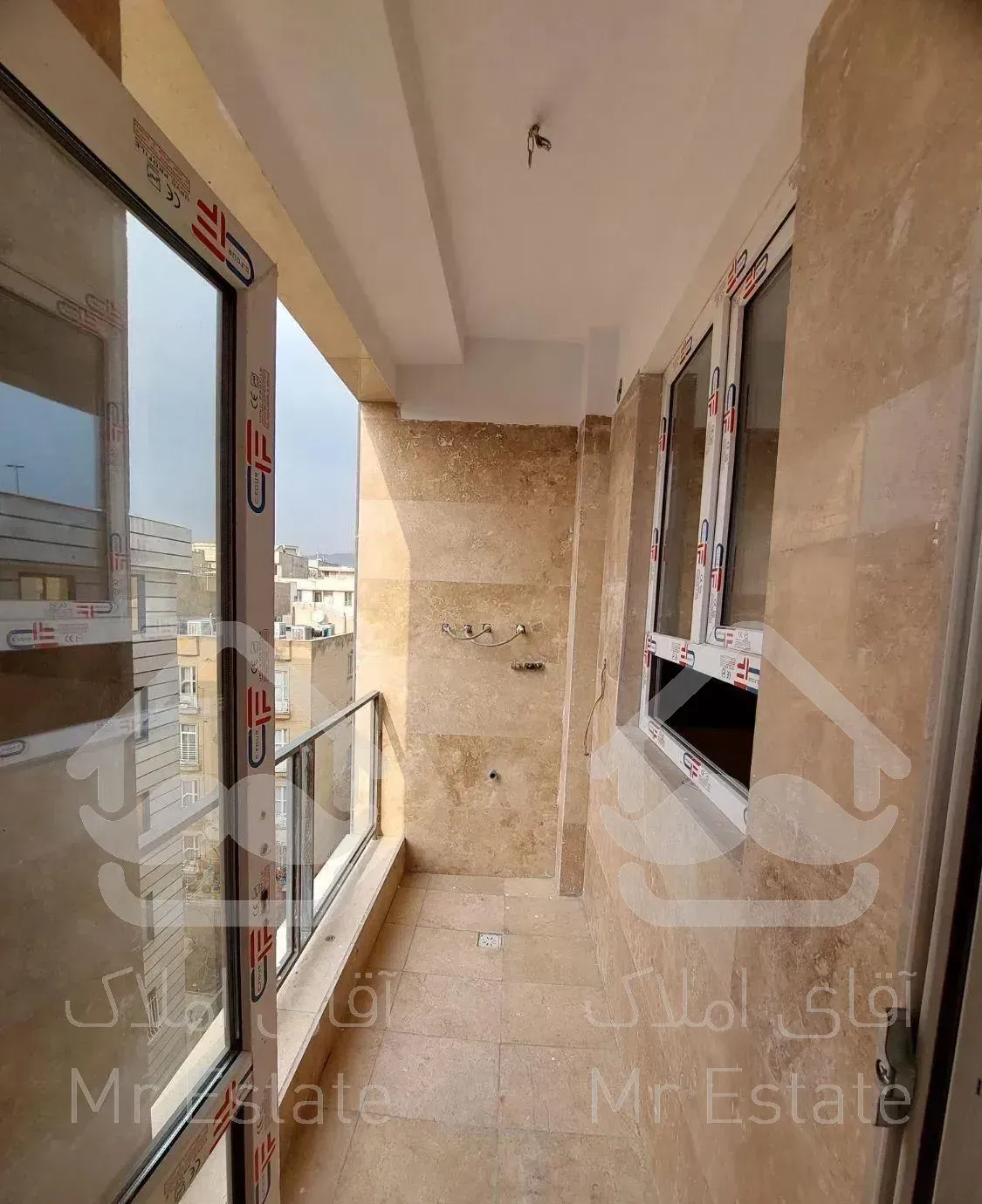 ۱۱۰متر دو خواب(نوساز)فول سراج کاشانی اوقاف سه نبش