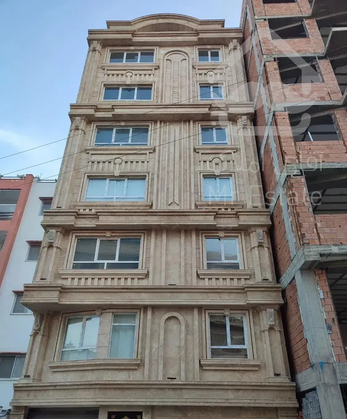 آپارتمان سند دار سه خواب طبقه آخر/ خ آزادی