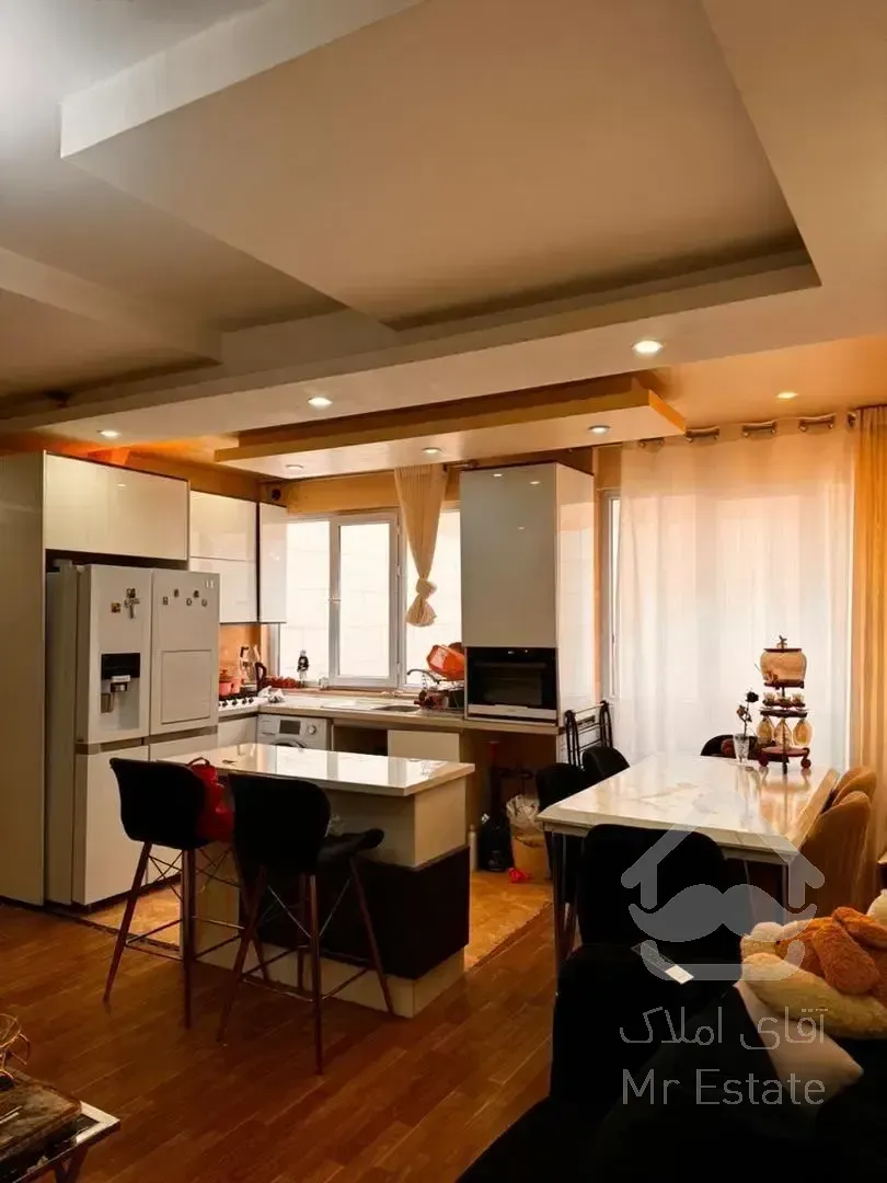 93متر/ دوخواب/ فول امکانات/ بالکن شیشه ای/ لاکچری