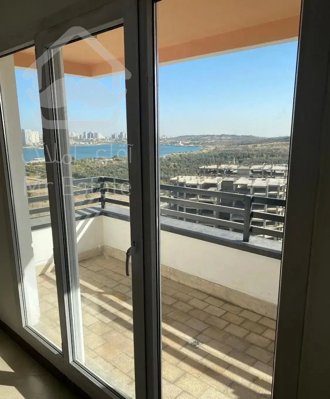 برج لبخند ۱۳۳ متر ۳ خوابه سند دار ویو دریاچه