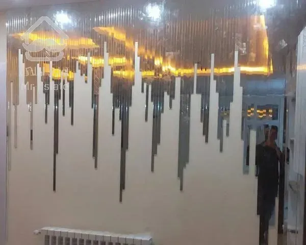 آینه کاری دکوراتیو شیشه رنگی بین کابینت الماس تراش