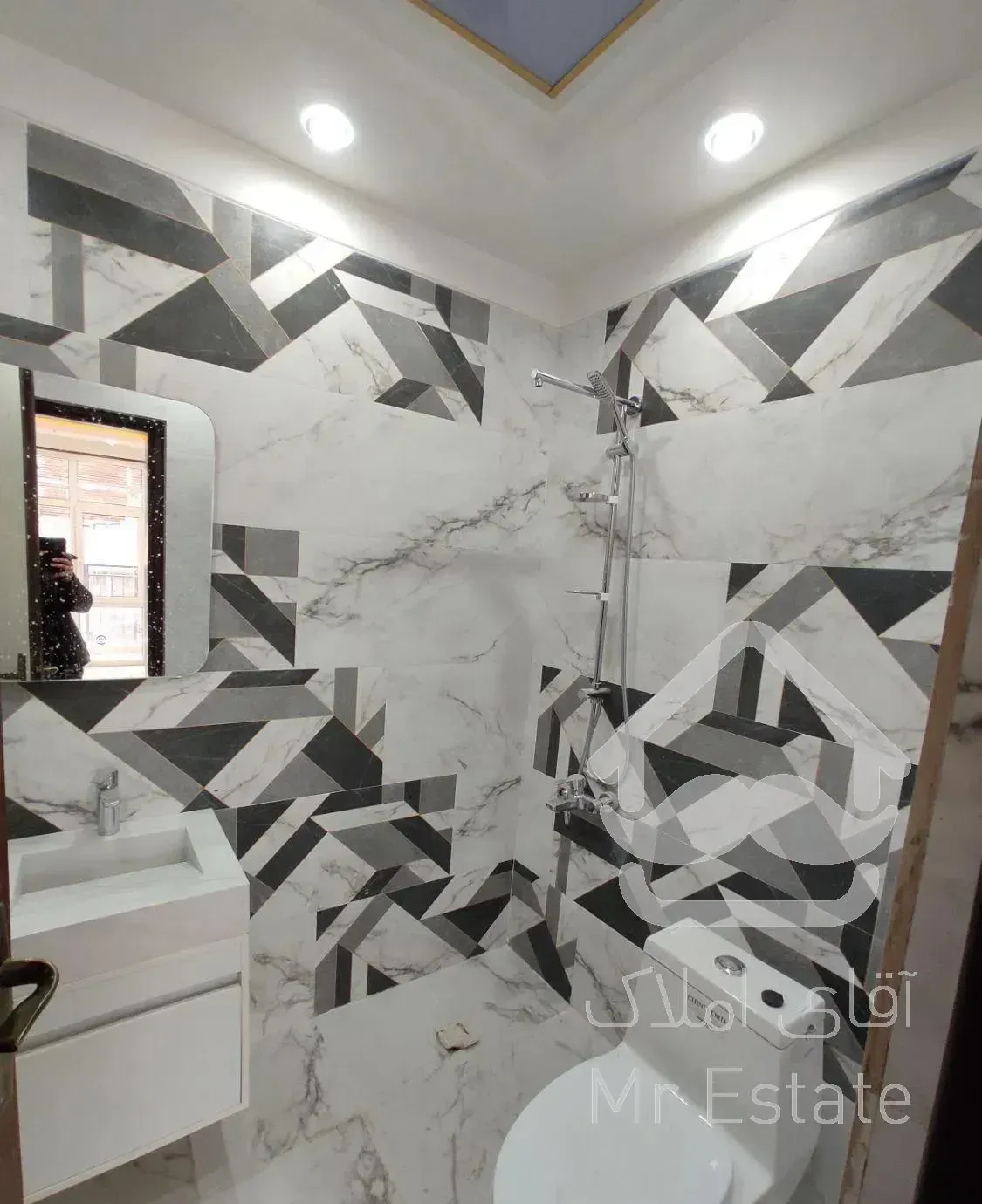 ونک ۱۱۰ متر ۲ خواب/ نوساز کلید نخورده/ طبقه آخر