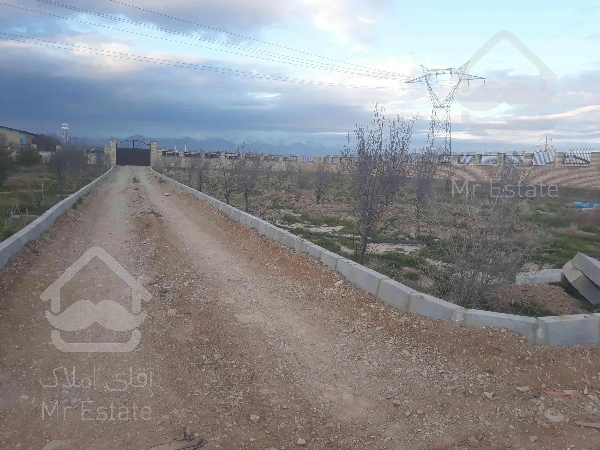 باغی به متراژ ۴۵۰۰ متر دیوار کشی شده با سند تگ برگی و مجوز