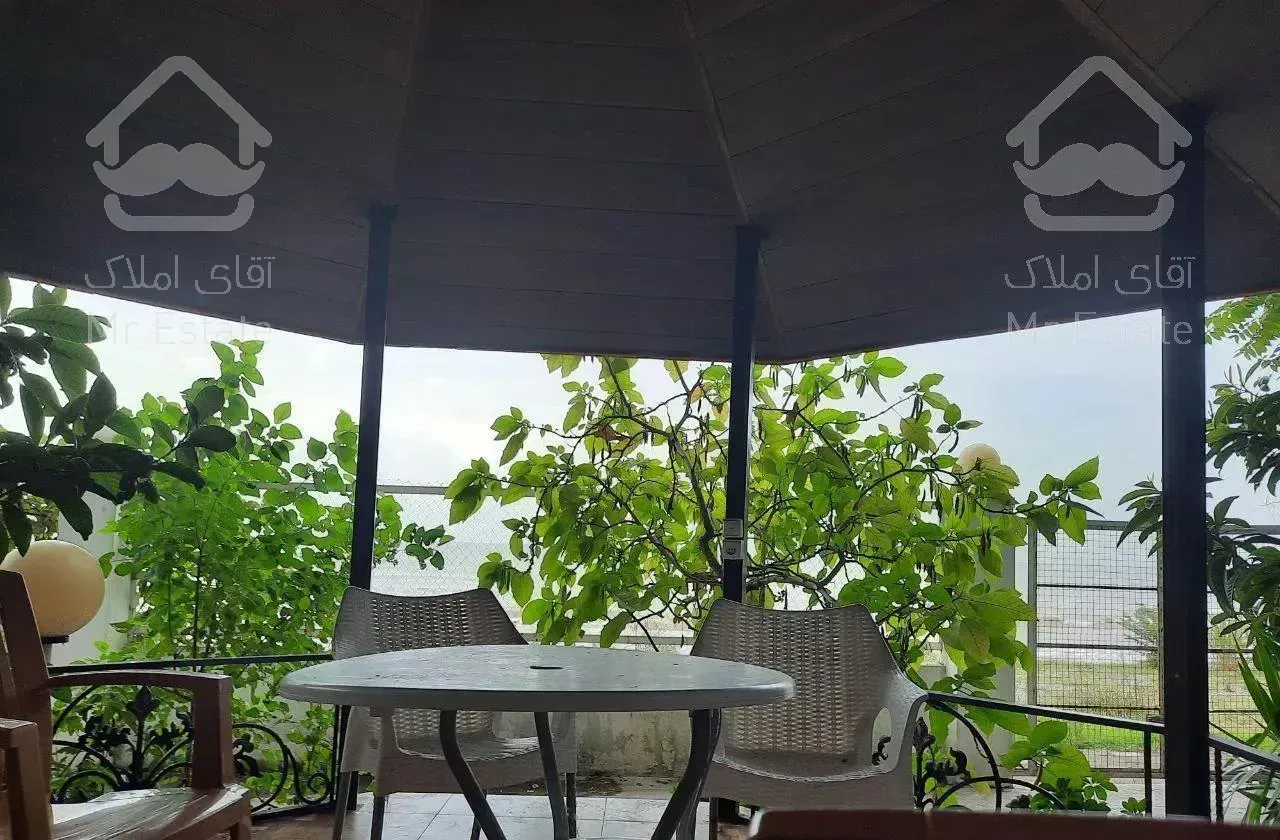 ویلای چسبیده به دریا  * قو *