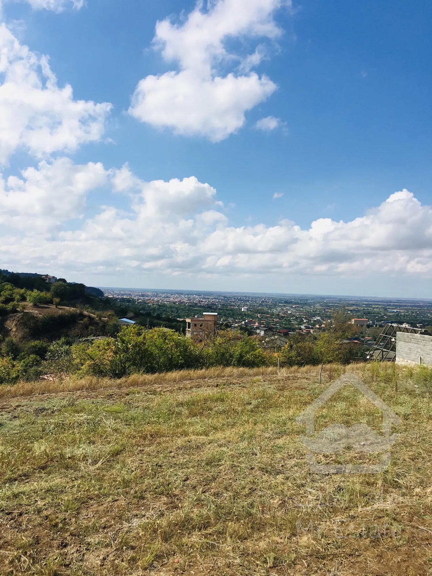 زمین با چشم انداز شهر و جنگل/سرمایه گذاری