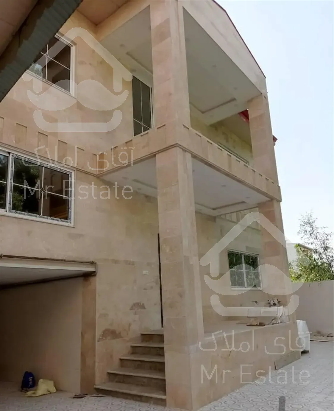 ویلایی تریبلکس نوساز درمحدوده مرکز شهر