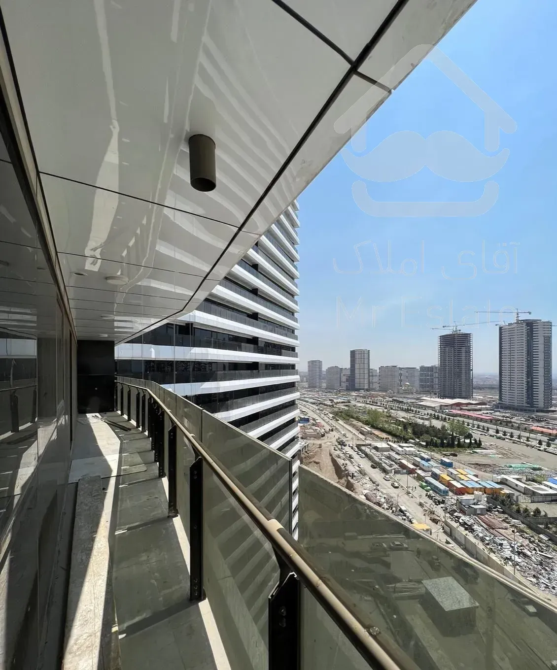 دریاچه برج برند الماس شیشه ای