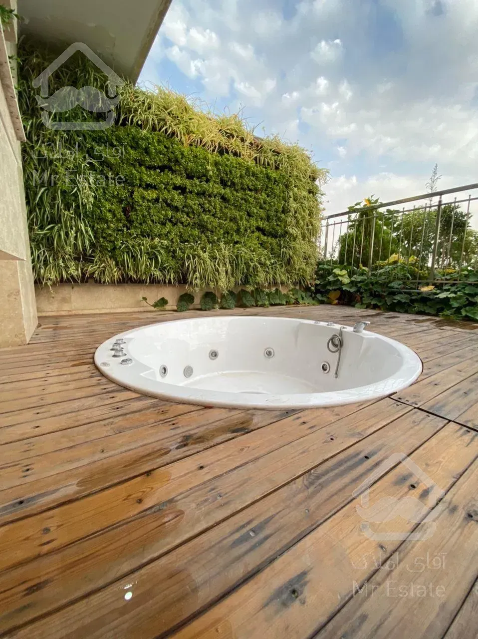 160 متر واحد کلید نخورده در قلب دروس