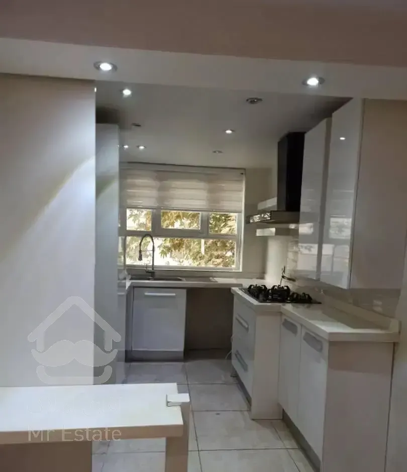 میدان ۸۰ / ۵۰ متر طبقه هم کف / دو خواب