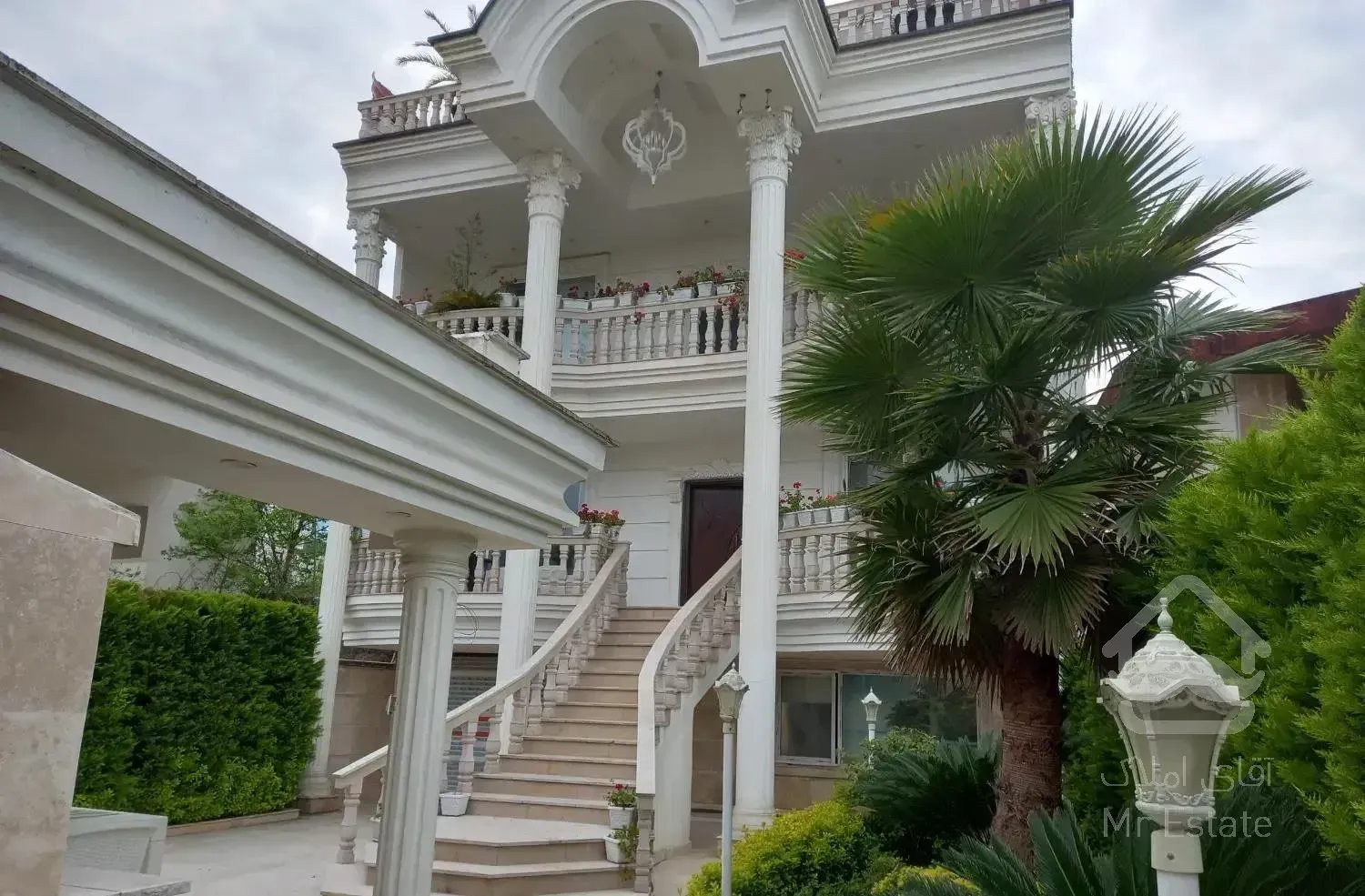 ویلا استخردار ۵۵۰متری/نوساز۴خواب/فول لاکچری