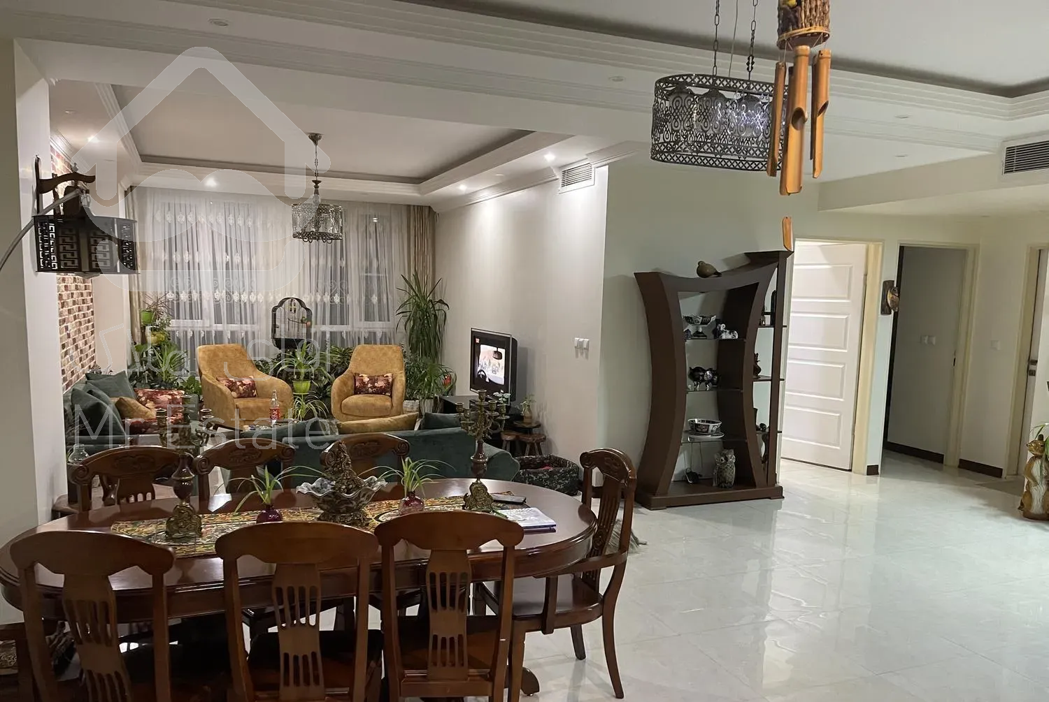 ۱۰۰ متر ،سالن پرده خور ،رو به فضای سبز