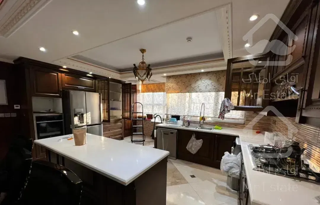 ۳۰۰ متر ، ویو ابدی به باغ ، ۴ خواب ،تاپ لوکیشن