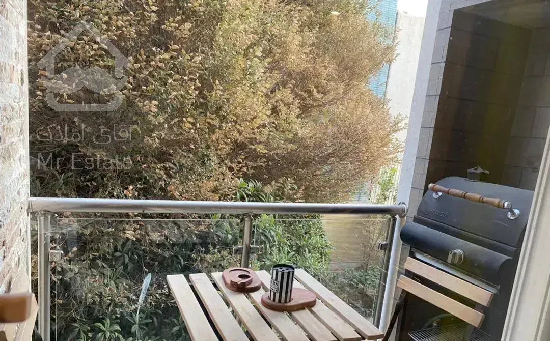 ۲۹۱مترهمکف ۳خواب که۱۲۰مترش حیاط هست مستردار تکواحد