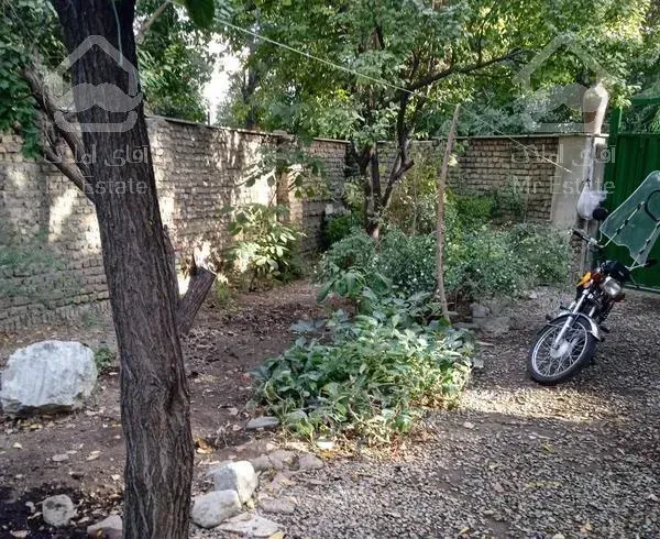 ۳۰۰متر چهار دیواری  دارای باغچه و۵۰متربنا.