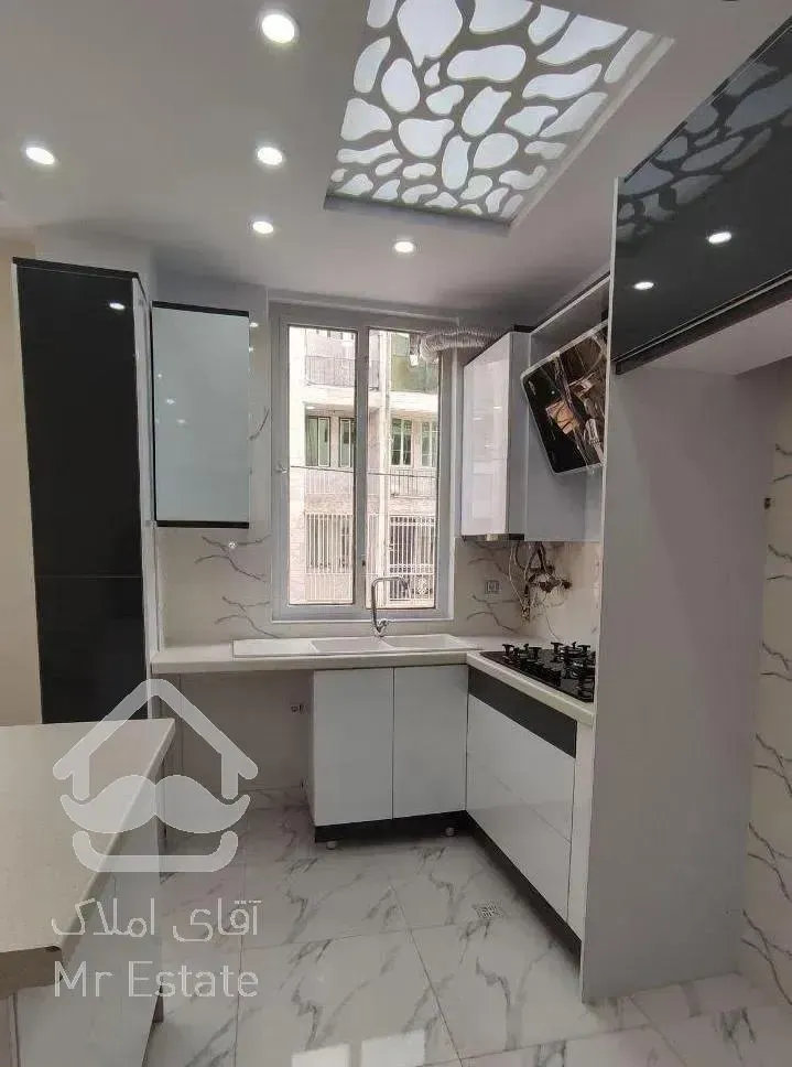 نزدیک میانجاده