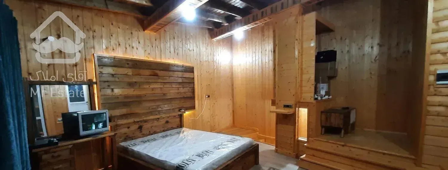 ویلا چوبی جنگلی با آبشار داخل سالن پذیرایی