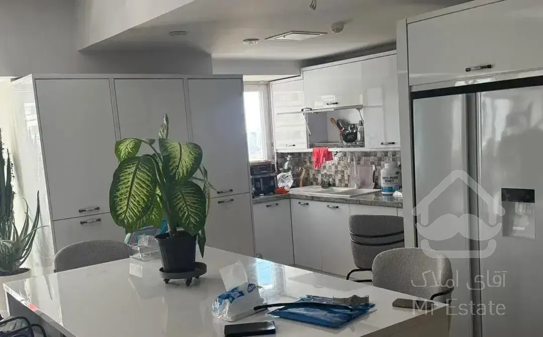 آپارتمان ۲۰۰ متری / سه خواب / تراس بزرگ