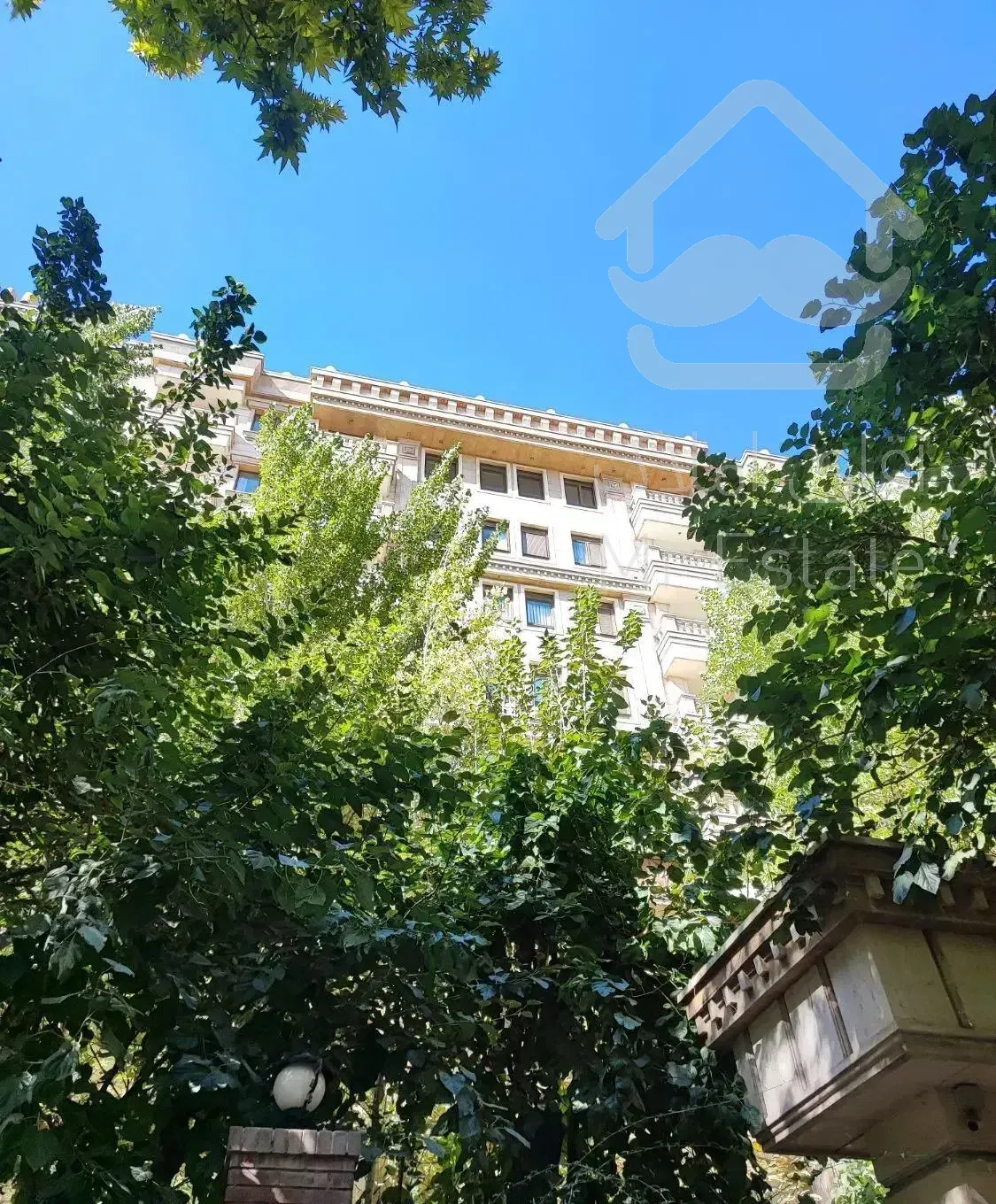 140 متر**برج باغ معروف** فول امکانات