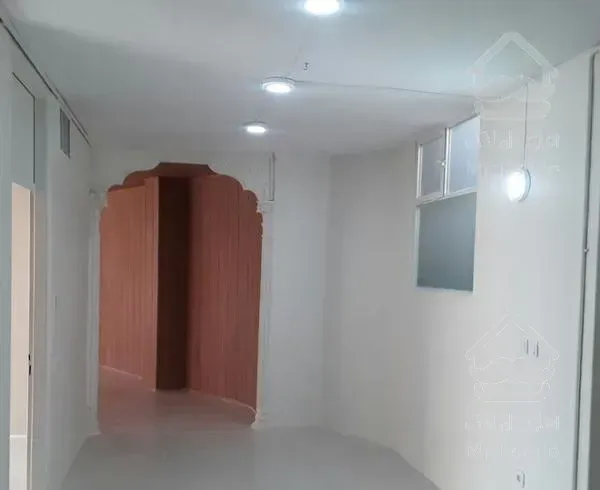 آپارتمان دارای سه اتاق و یک حال و یک پذیرایی زیبا