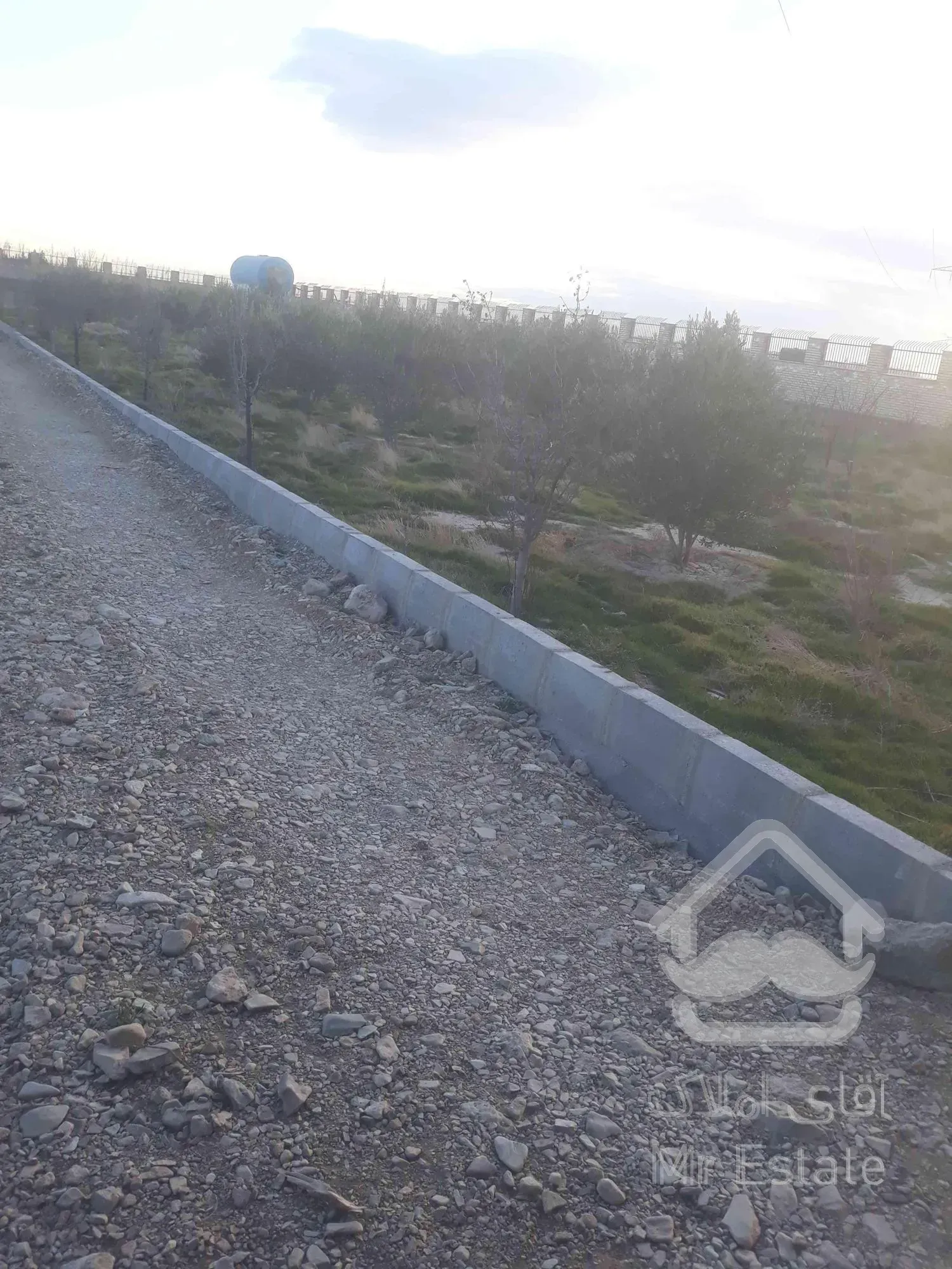 باغی به متراژ ۴۵۰۰ متر دیوار کشی شده با سند تگ برگی و مجوز